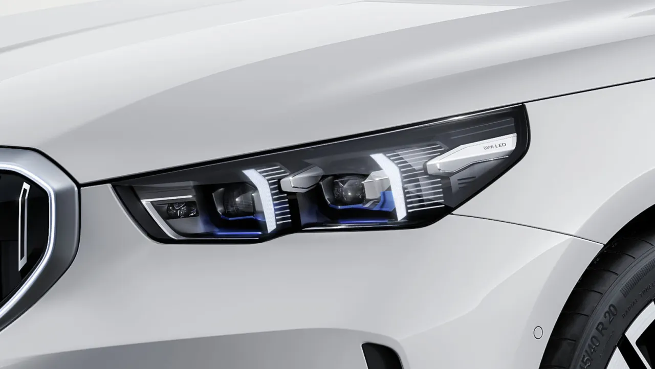 Adaptivní LED světlomety včetně LED světel pro odbočování a BMW Selective Beam